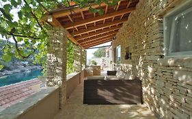 Stone House Mia